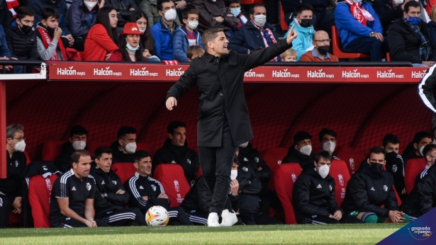 Robert Moreno, durante un partido en el `Nuevo Los Cármenes` (JOSÉ M. BALDOMERO)