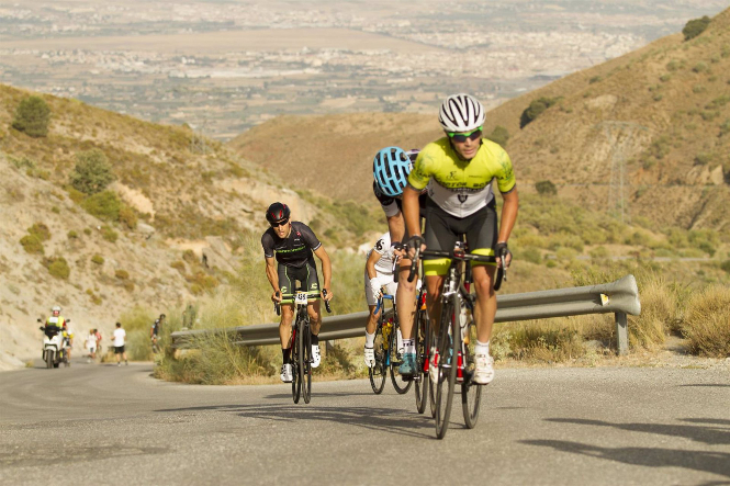 Ciclistas en Sierra Nevada (@LEJANDROMOLINA) 