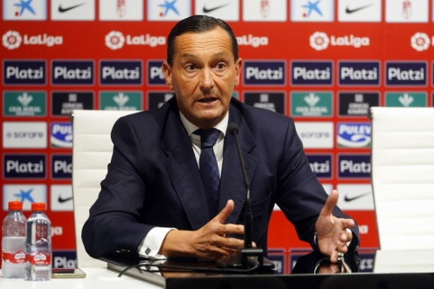 Alfredo García Amado, en su rueda de prensa de presentación como nuevo director general del Granada (PEPE VILLOSLADA / GCF)