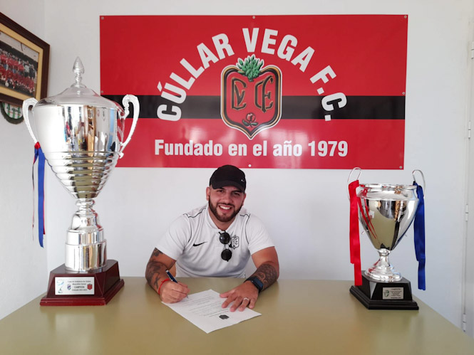 `Pumuki` Heredia firma su renovación con el Cúllar Vega CF (CÚLLAR VEGA CF)
