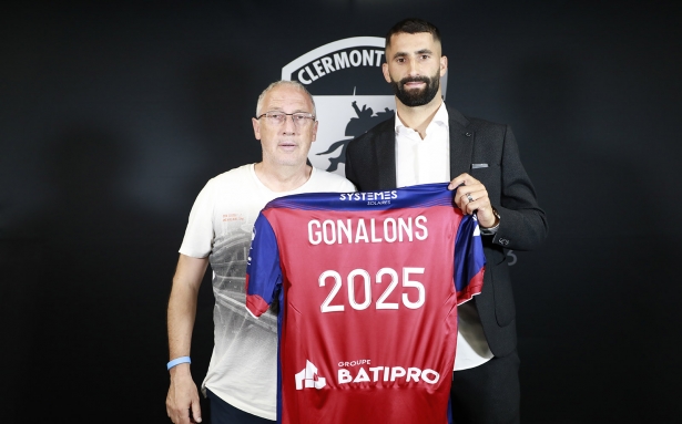 Gonalons posa con la camiseta de su nuevo equipo (CLERMONT FOOT)
