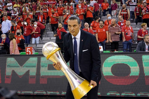 Óscar Fernández-Arenas con la Copa de campeón de la LEB Oro (JOSÉ VELASCO)