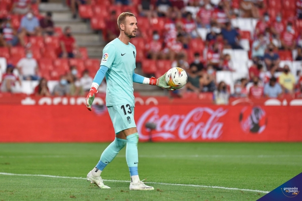 Aarón Escandell, en el partido de la segunda jornada ante el Valencia en `Los Cármenes` (JOSÉ M. BALDOMERO)