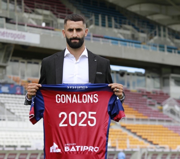 Max Gonalons posa con la camiseta de su nuevo equipo (CLERMONT FOOT)