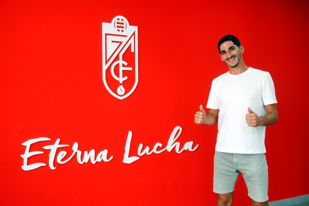 Yan Bodiger posa en la Ciudad Deportiva junto al escudo y al lema del club (GCF)