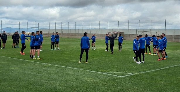 Imagen de un entrenamiento del Granada durante la temporada pasada, ya bajo las órdenes de Karanka (FRAN CALVO)
