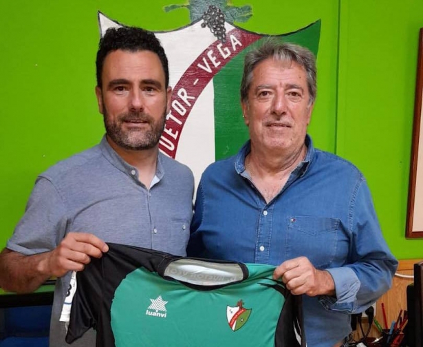Félix Márquez, a la derecha, junto al técnico Manuel Moreno Rizos (CD HUÉTOR VEGA)