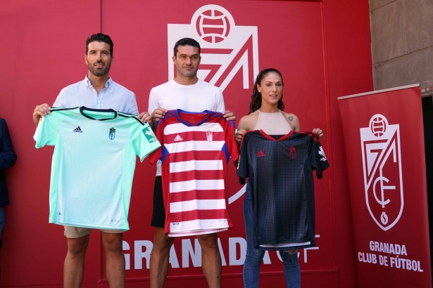 Así lucen las nuevas equipaciones del Granada CF (JOSÉ VELASCO)