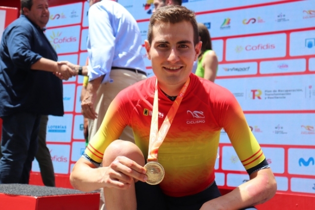 El ciclista carlos Rodríguez con su medalla de oro de campeón de España (AYTO. ALMUÑÉCAR)