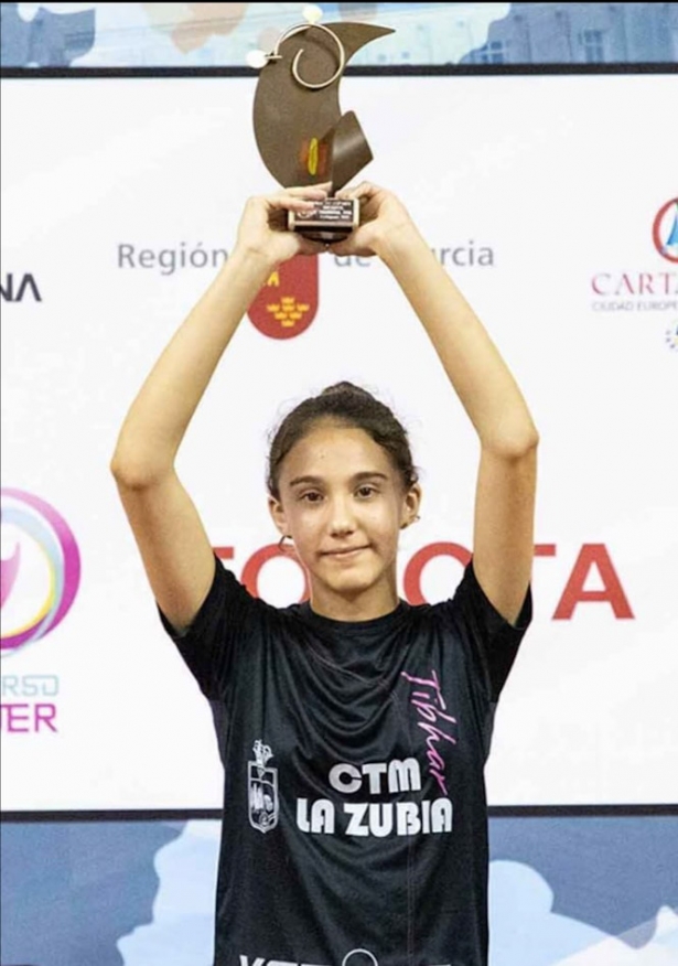 Julia Martín levanta el trofeo 