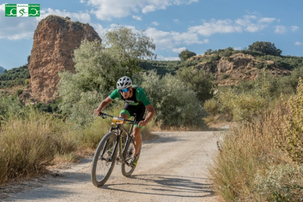 Atleta durante el recorrido en bicicleta (FATRI)