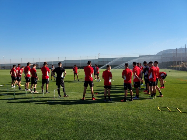 Los jugadores del Granada, al inicio del entrenamiento de este martes en la Ciudad Deportiva (FRAN CALVO)