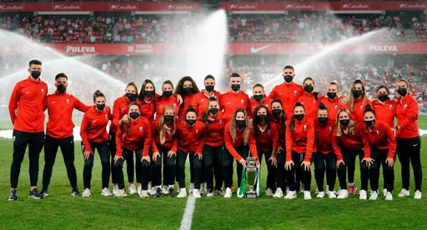 La plantilla del Granada Femenino posa con la Copa de Andalucía conseguida el año pasado (GCF)