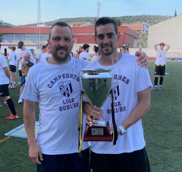 Rafa Márquez, a la derecha, junto al delegado Emilio Arco con la copa de campeones de liga