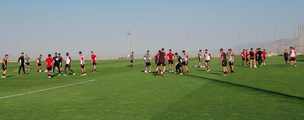 Los jugadores del Granada, en los rondos iniciales del entrenamiento de este viernes (FRAN CALVO)