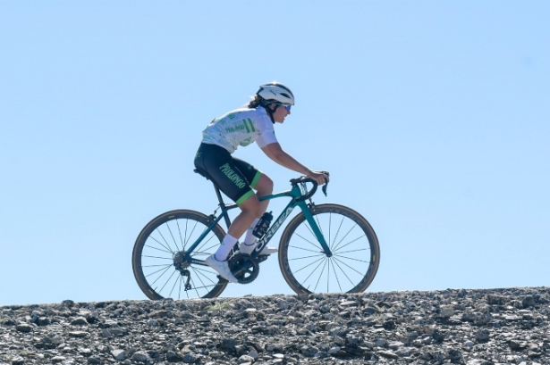 La ciclista malagueña Victoria Bandera, a escasos metros de la línea de meta de la XXVIII Subida Cicloturista al Veleta (TERRAINCÓGNITA SPORT) 
