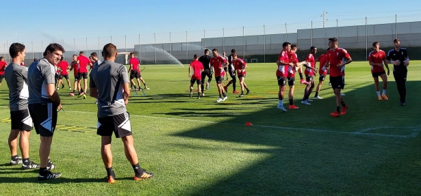 Imagen de un entrenamiento reciente del Granada en la Ciudad Deportiva (FRAN CALVO)
