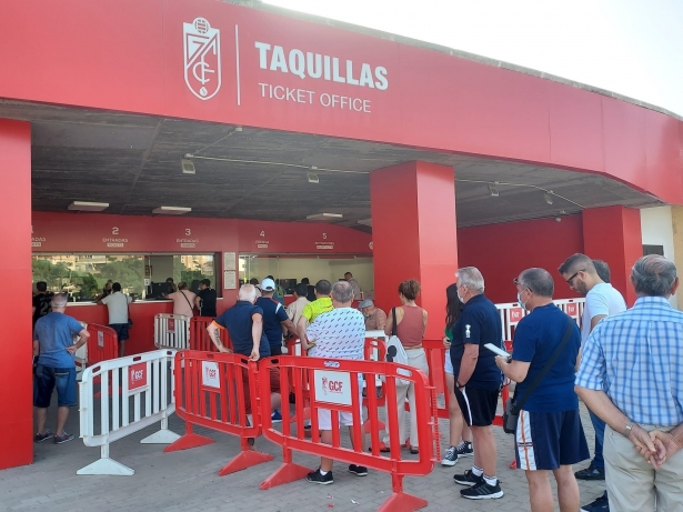Las colas en Los Cármenes para renovar abonos se vivieron desde primera hora de este lunes (FRAN CALVO)