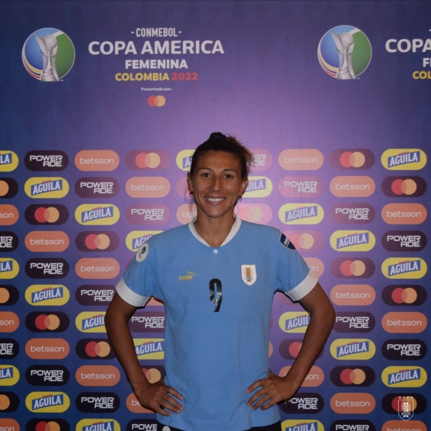Pamela González, feliz al término del partido contra Perú, en el que logró un doblete para la historia (AUF)