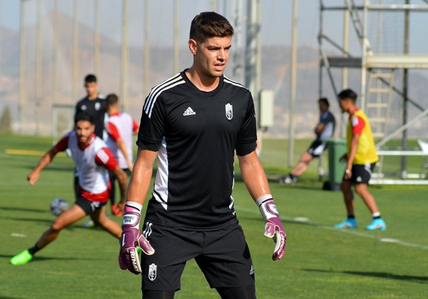 Raúl Fernández, en su primer entrenamiento como portero del Granada (JAVIER PALMA)