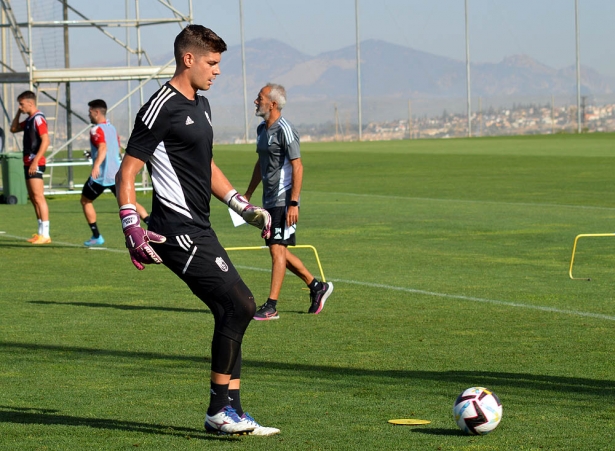 Raúl Fernández, en el primer entrenamiento de su segunda etapa como guardameta del Granada (JAVIER PALMA)