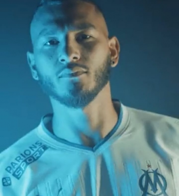 Luis Suárez posa con la camiseta del Olympique en su vídeo de presentación (OLYMPIQUE MARSELLA)