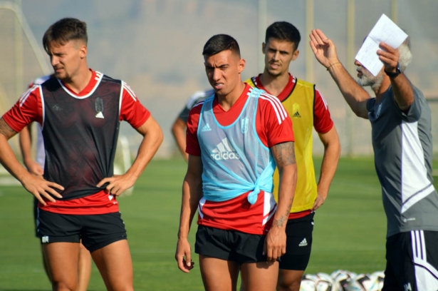 Uzuni, en uno de los últimos entrenamientos con el Granada (JAVIER PALMA)
