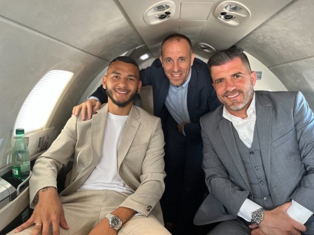 Luis Suárez, junto a sus agentes en el viaje a Marsella para firmar el contrato con su nuevo club (FABRIZIO ROMANO)