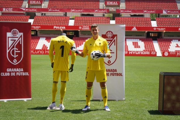 Raúl Fernández, sobre el verde del `Nuevo Los Cármenes` con la equipación (JOSÉ VELASCO / GRJ)