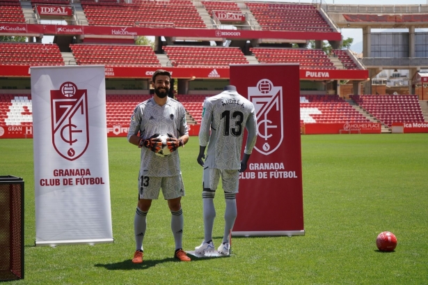 André Ferreira, en el césped de `Los Cármenes` con la equipación del Granada (JOSÉ VELASCO / GRJ)