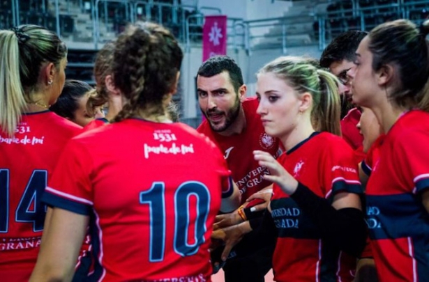 Javier Rodríguez Gadea da instrucciones a las jugadoras (UGR)