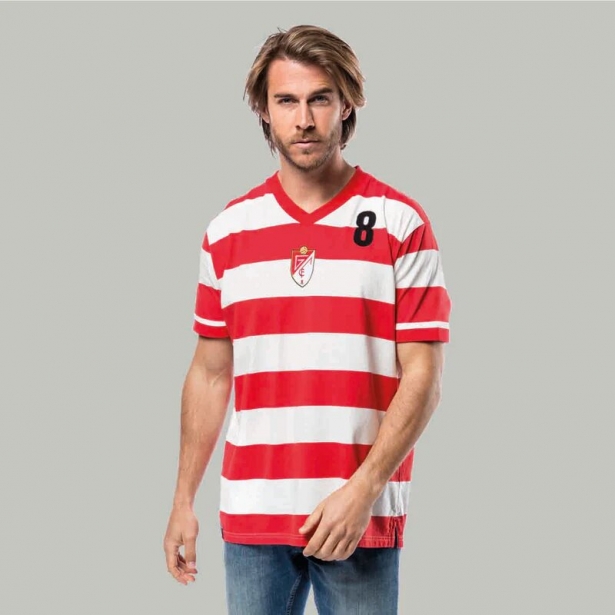 La camiseta lanzada por Coolligan que está inspirada en el Granada de 1974 (COOLLIGAN