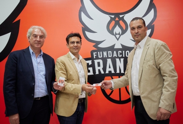 Francisco Cuenca recibe su abono (FERMÍN RODRÏGUEZ / FUNDACION CB GRANADA)