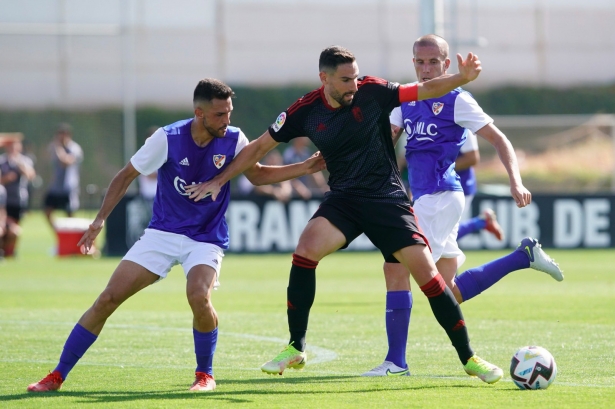 Puertas, que marcó ante el Linares, en un lance del partido (LINARES DEPORTIVO)