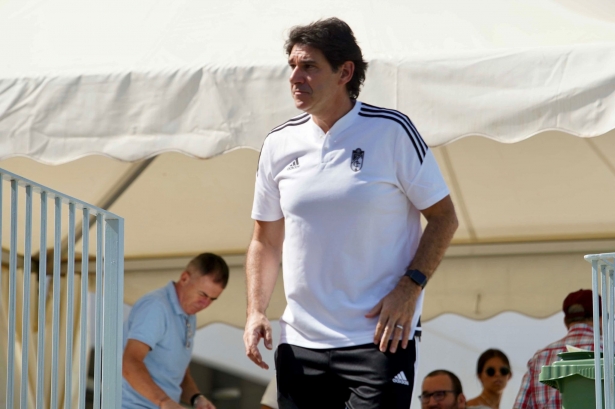 Karanka, en la Ciudad Deportiva antes de arrancar el partido frente al Linares (JOSÉ VELASCO / GRJ)