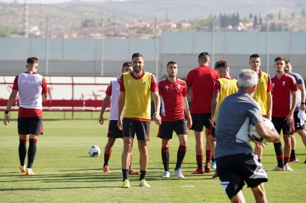 Jugadores del Granada calentando en la previa del amistoso ante el Linares (JOSÉ VELASCO / GRJ)