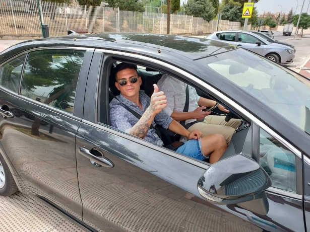 Jonathan Silva llega a la Ciudad Deportiva, acompañado por su representante (FRAN CALVO)
