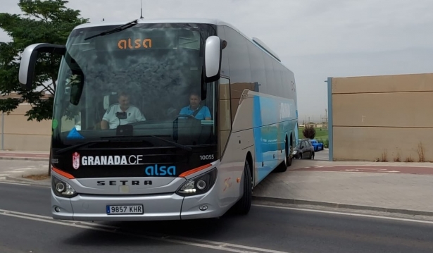 El autobús del Granada parte desde la Ciudad Deportiva hacia Jerez de la Frontera (FRAN CALVO)