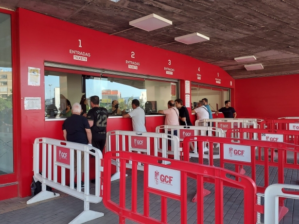 Aficionados del Granada, en las taquillas de `Los Cármenes` durante esta campaña de abonados (FRAN CALVO)