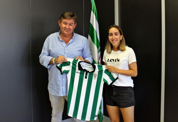 Adriana Cuadros posa con la camiseta del Córdoba, que ya ha anunciado su fichaje (CÓRDOBA CF)