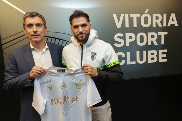 Antoñín posa con la camiseta de su nuevo equipo, el Vitória de Guimaraes (VITÓRIA SC)