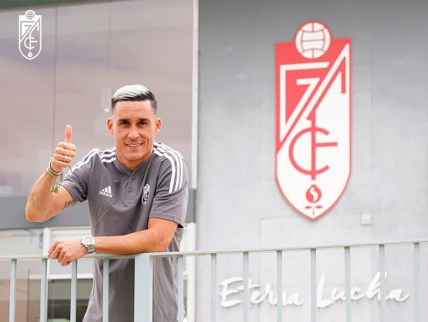José Callejón posa en la Ciudad Deportiva tras firmar por el Granada (PEPE VILLOSLADA / GCF)