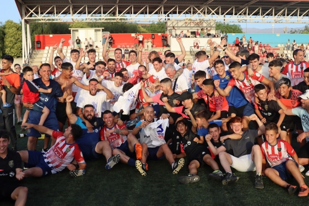 La plantilla del Arenas de Armilla, tras su ascenso a Tercera RFEF la pasada campaña (JOSÉ ANDRÉS FERNÁNDEZ)