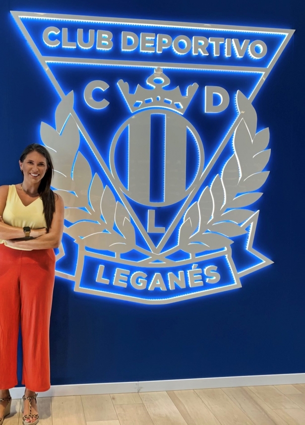 Paula de la Peña posa junto al escudo de su nuevo club, el Leganés (TWITTER)