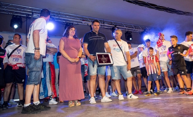 Dolores Cañavate, junto a Fernín Criado en la celebración por el acenso del Arenas en la plaza del Ayuntamiento (JOSÉ ANDRÉS FERNÁNDEZ)