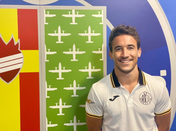 Luis Milla posa junto al escudo del Getafe (GETAFE CF)