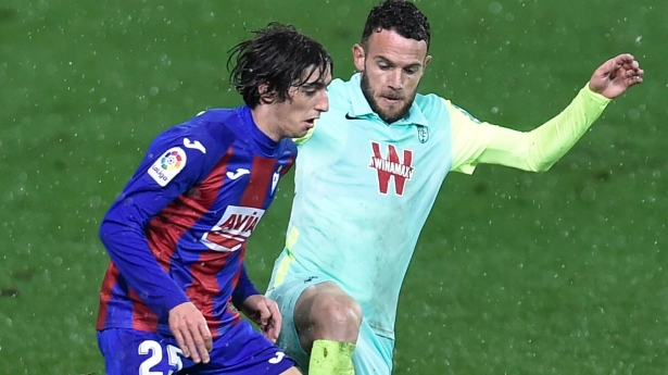 Quini, en un lance ante Bryan Gil en el último Eibar - Granada
