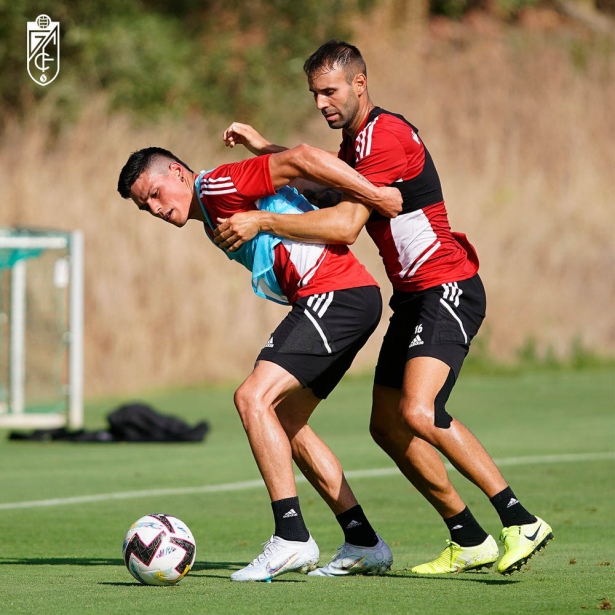 Víctor Díaz, trabajando con balón durante un entrenamiento en Jerez (GCF)