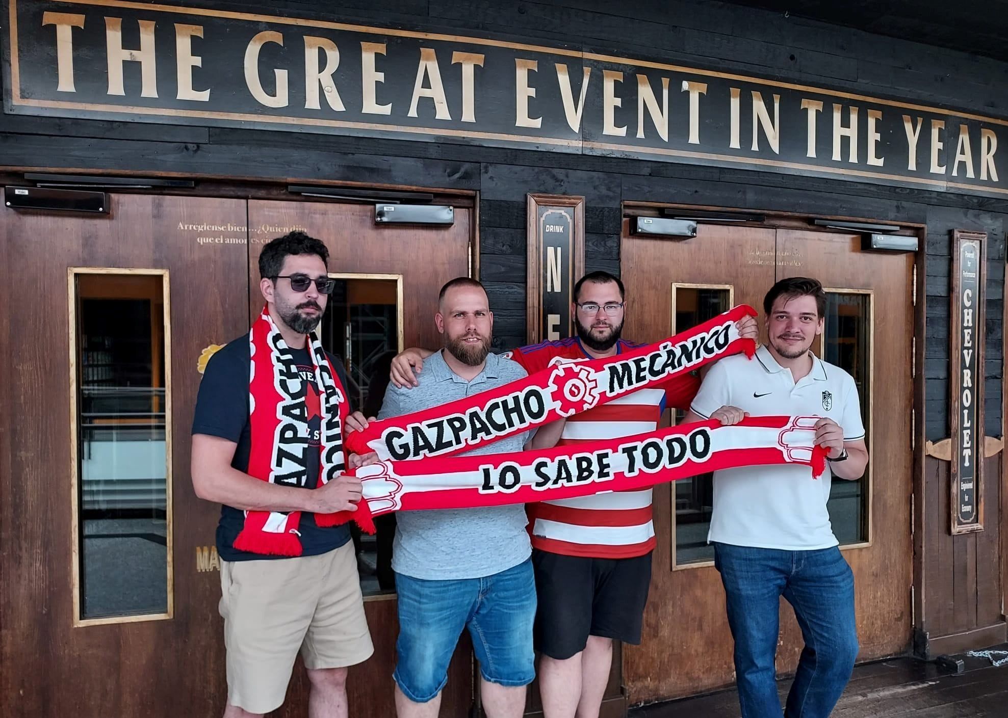 Miembros del Gazpacho Mecánico ultiman detalles de su gran evento del año a las puertas de una de sus oficinas habituales (GRJ) Miembros del Gazpacho Mecánico ultiman detalles de su gran evento del año a las puertas de una de sus oficinas habituales (GRJ)