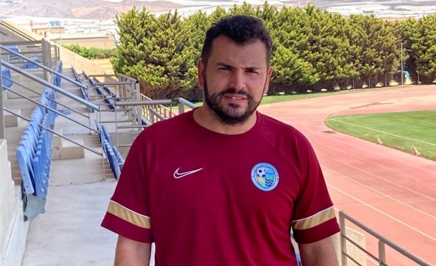 Rafilla Morales, en el Estadio de `Santo Domingo` con la camiseta de su nuevo equipo (GRJ)